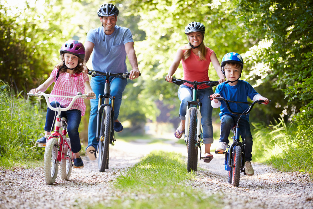 Family,On,Cycle,Ride,In,Countryside